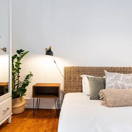 Charming And Bright Near Campo Pequeno *