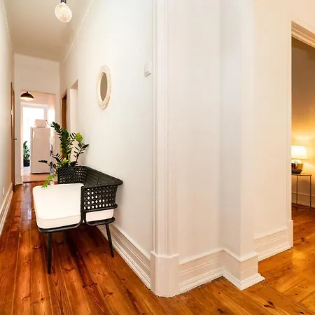 Charming And Bright Near Campo Pequeno