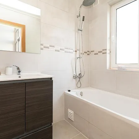 Charming And Bright Near Campo Pequeno *